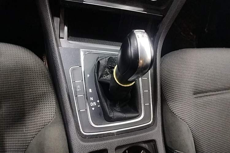 Used Volkswagen Golf 2018 230TSI Automatic Comfort Model Gear Lever