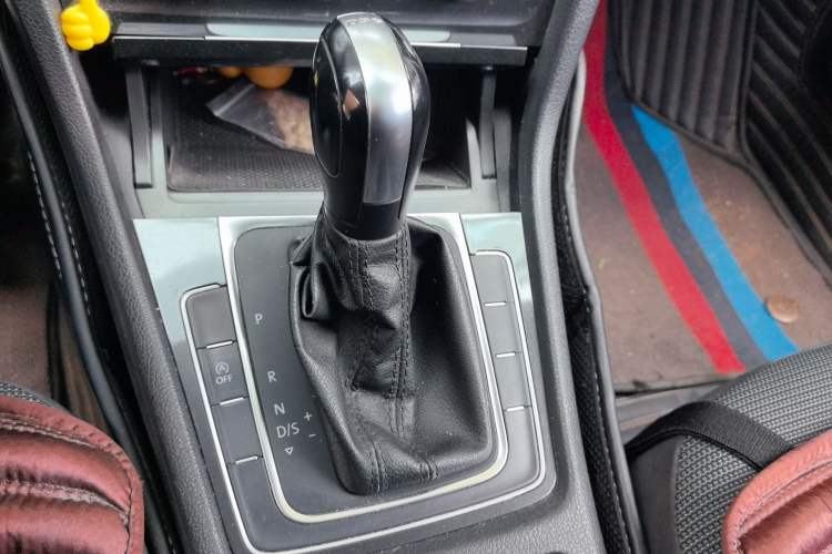 Used Volkswagen Golf 2018 230TSI Automatic Comfort Model Gear Lever