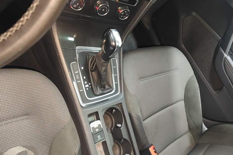 Used Volkswagen Golf 2018 230TSI Automatic Comfort Model Gear Lever