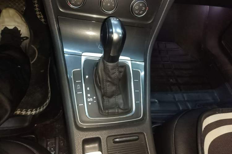Used Volkswagen Golf 2018 230TSI Automatic Comfort Model Gear Lever