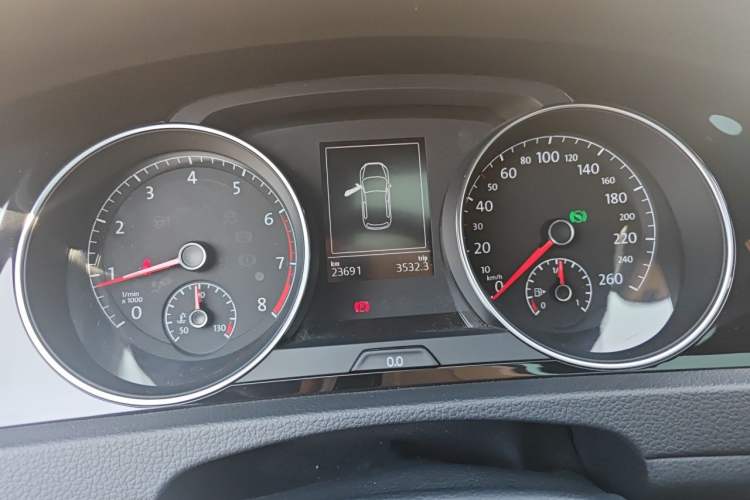 Used Volkswagen Golf 2018 280TSI Automatic R-Line Model Instrument Cluster