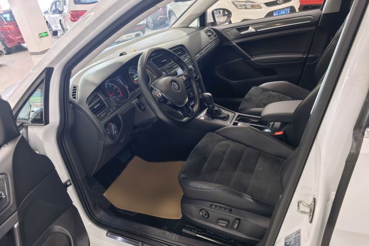 Used Volkswagen Golf 2018 230TSI Automatic Luxury Version Interior 1