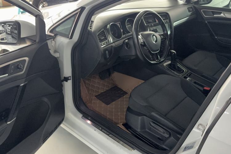 Used Volkswagen Golf 2018 1.6L Automatic Comfort Model Interior 1