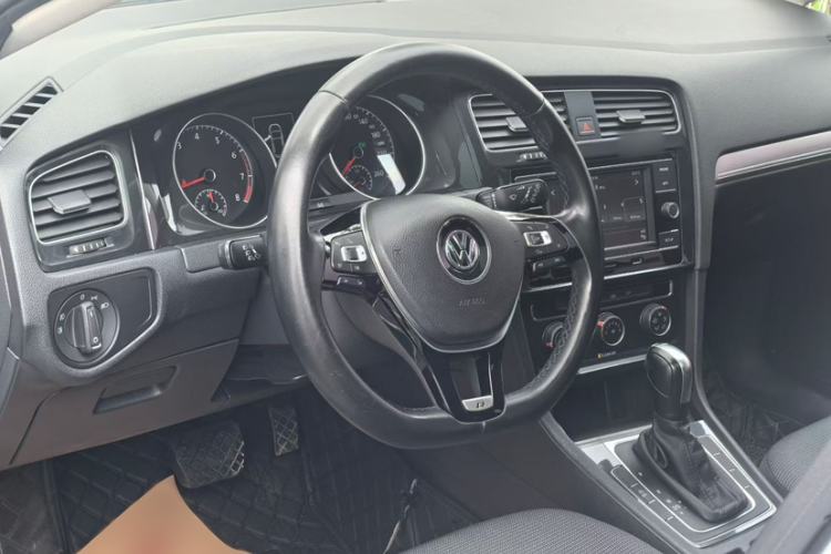 Used Volkswagen Golf 2018 230TSI Automatic Comfort Model Interior 1