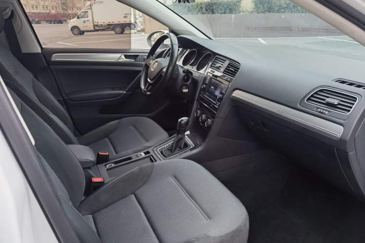Used Volkswagen Golf 2018 230TSI Automatic Comfort Model Interior 2