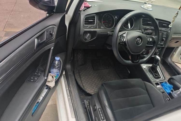 Used Volkswagen Golf 2018 230TSI Automatic Luxury Version Interior 3