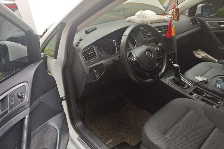 Used Volkswagen Golf 2018 230TSI Automatic Luxury Version Interior 3