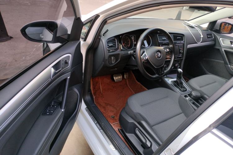 Used Volkswagen Golf 2018 230TSI Automatic Comfort Model Interior 3