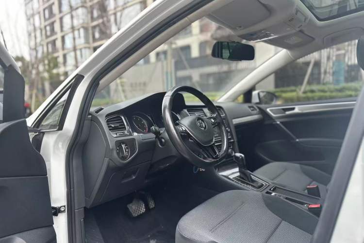 Used Volkswagen Golf 2018 230TSI Automatic Comfort Model Interior 3