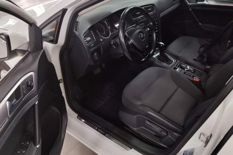 Used Volkswagen Golf 2018 1.6L Automatic Comfort Model Interior 3