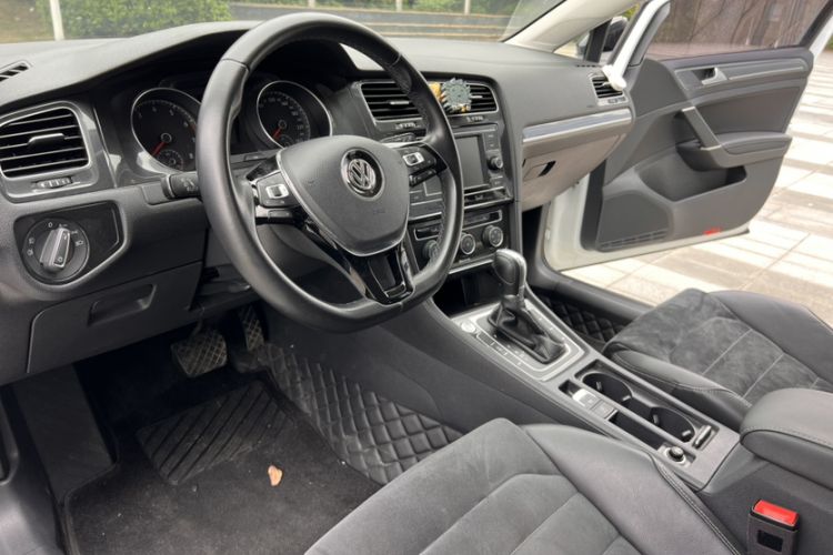 Used Volkswagen Golf 2018 230TSI Automatic Luxury Version Interior 3