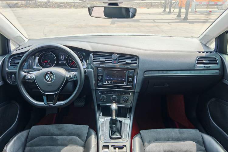Used Volkswagen Golf 2018 230TSI Automatic Luxury Version Interior 3