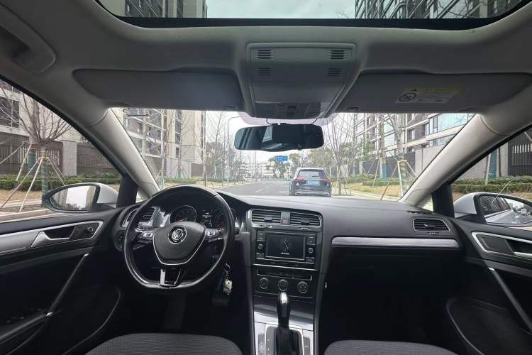 Used Volkswagen Golf 2018 230TSI Automatic Comfort Model Interior 4