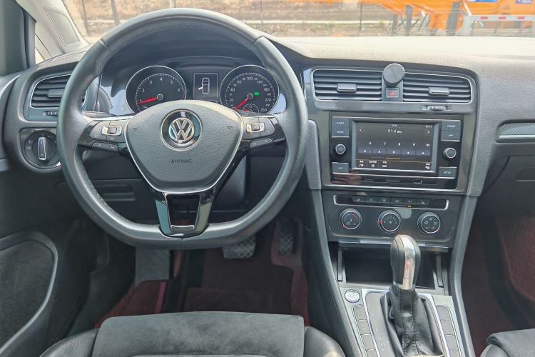 Used Volkswagen Golf 2018 230TSI Automatic Luxury Version Interior 4