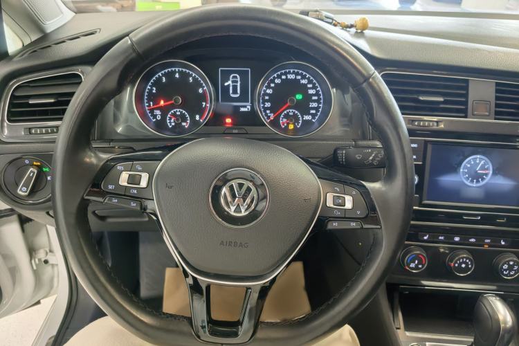 Used Volkswagen Golf 2018 230TSI Automatic Luxury Version Interior 5