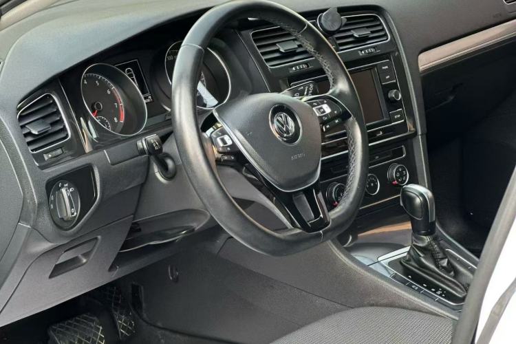 Used Volkswagen Golf 2018 230TSI Automatic Comfort Model Interior 5