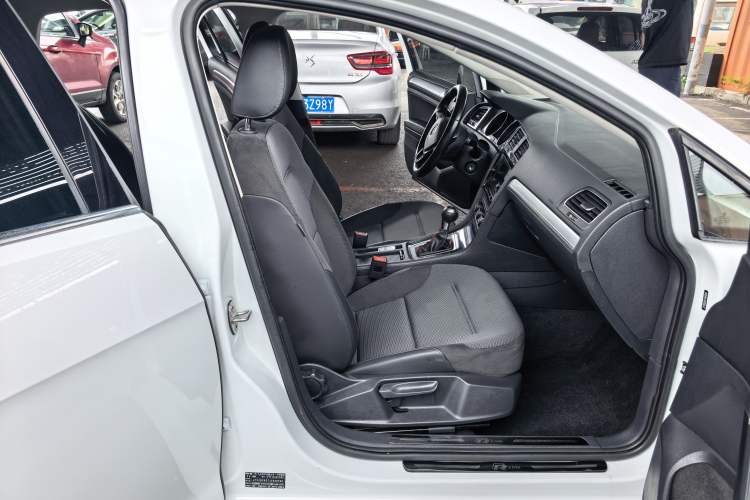 Used Volkswagen Golf 2018 230TSI Automatic Comfort Model Interior 7