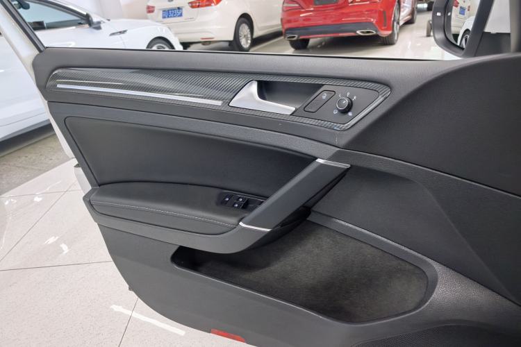 Used Volkswagen Golf 2018 230TSI Automatic Luxury Version Interior 8