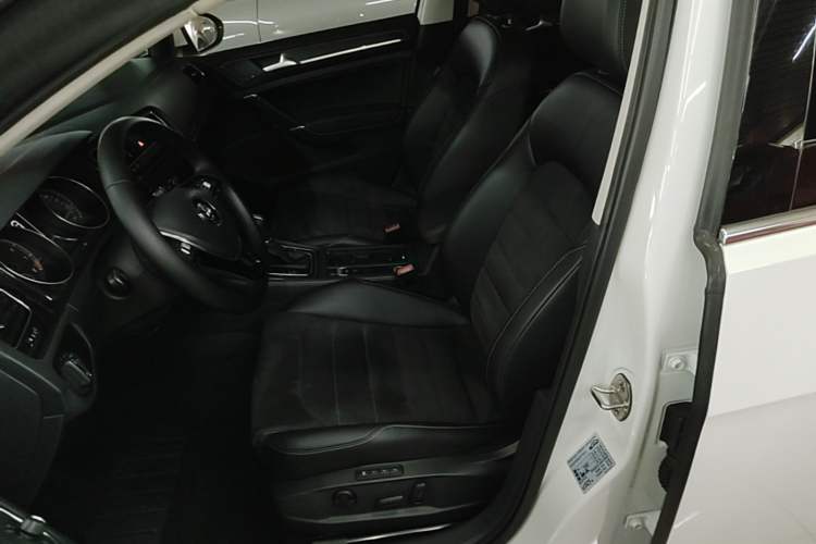 Used Volkswagen Golf 2018 230TSI Automatic Luxury Version Left Front Seat
