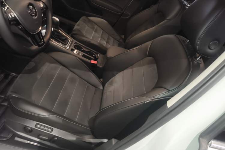 Used Volkswagen Golf 2018 230TSI Automatic Luxury Version Left Front Seat