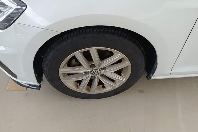 Used Volkswagen Golf 2018 230TSI Automatic Comfort Model Left Front Wheel Hub
