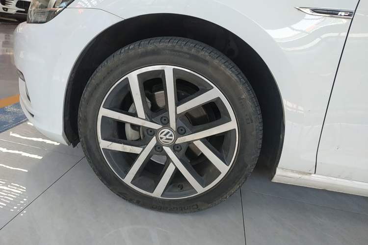 Used Volkswagen Golf 2018 230TSI Automatic Luxury Version Left Front Wheel Hub