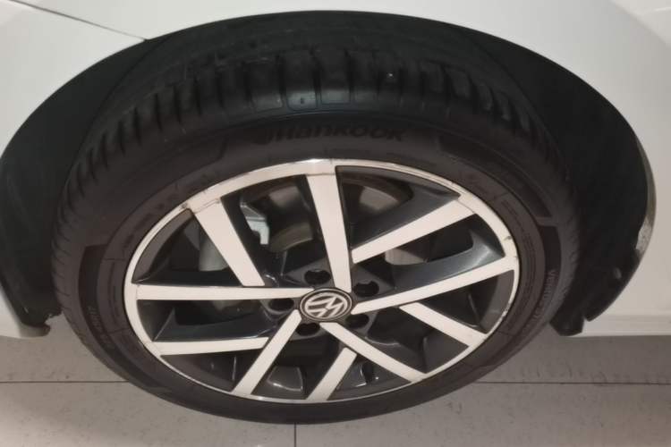 Used Volkswagen Golf 2018 230TSI Automatic Luxury Version Left Front Wheel Hub