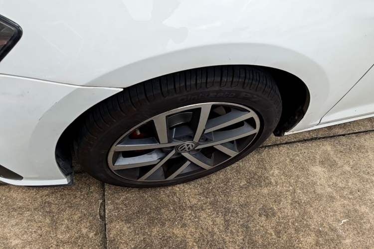 Used Volkswagen Golf 2018 230TSI Automatic Luxury Version Left Front Wheel Hub