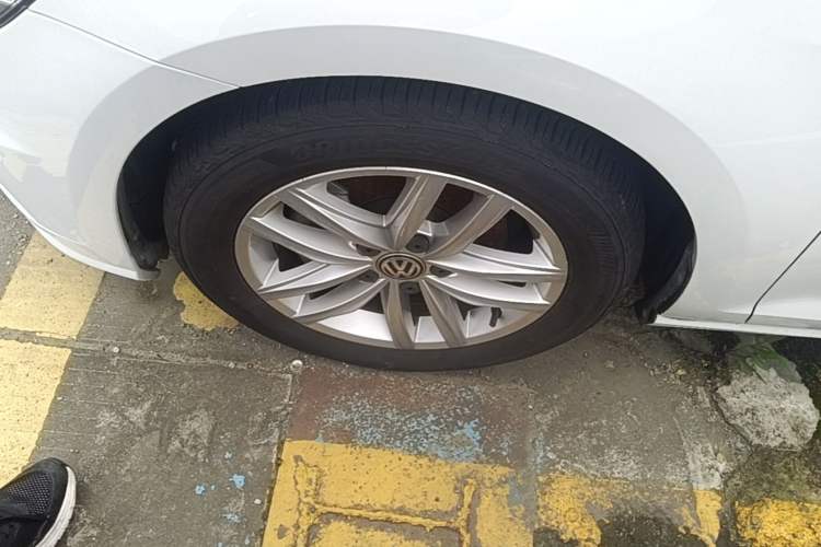 Used Volkswagen Golf 2018 230TSI Automatic Comfort Model Left Front Wheel Hub