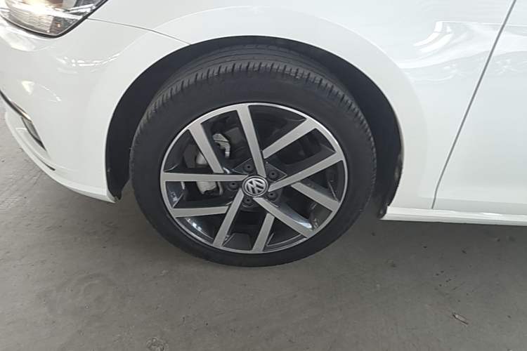 Used Volkswagen Golf 2018 230TSI Automatic Luxury Version Left Front Wheel Hub