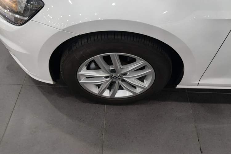 Used Volkswagen Golf 2018 230TSI Automatic Comfort Model Left Front Wheel Hub