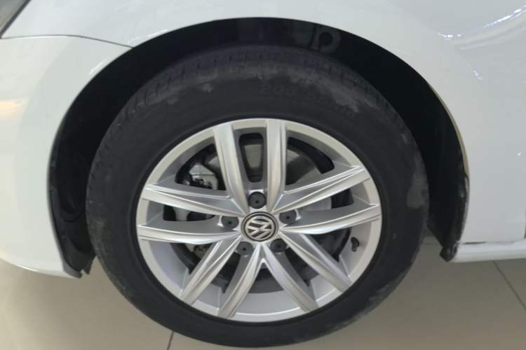 Used Volkswagen Golf 2018 1.6L Automatic Comfort Model Left Front Wheel Hub