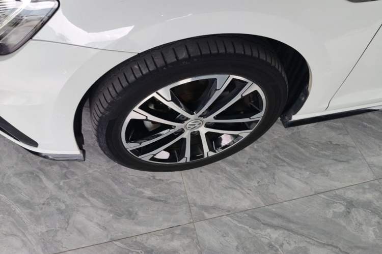Used Volkswagen Golf 2018 280TSI Automatic R-Line Model Left Front Wheel Hub