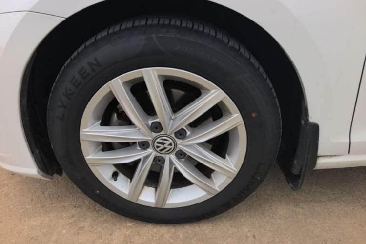 Used Volkswagen Golf 2018 1.6L Automatic Comfort Model Left Front Wheel Hub