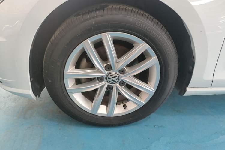 Used Volkswagen Golf 2018 230TSI Automatic Comfort Model Left Front Wheel Hub