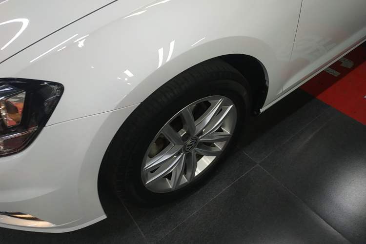 Used Volkswagen Golf 2018 230TSI Automatic Comfort Model Left Front Wheel Hub