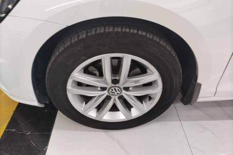 Used Volkswagen Golf 2018 1.6L Automatic Comfort Model Left Front Wheel Hub