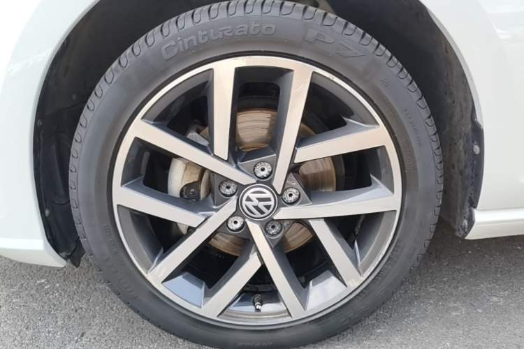Used Volkswagen Golf 2018 230TSI Automatic Luxury Version Left Front Wheel Hub