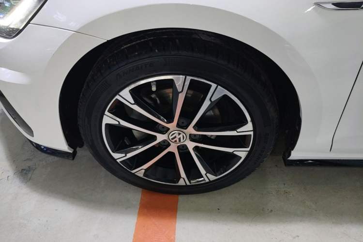 Used Volkswagen Golf 2018 280TSI Automatic R-Line Model Left Front Wheel Hub