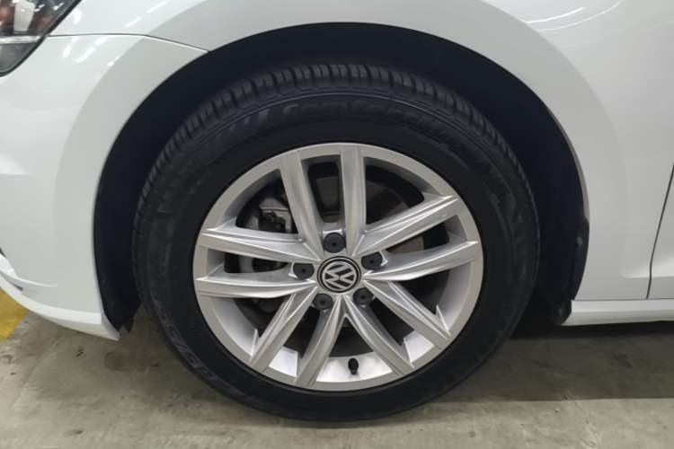 Used Volkswagen Golf 2018 1.6L Automatic Comfort Model Left Front Wheel Hub
