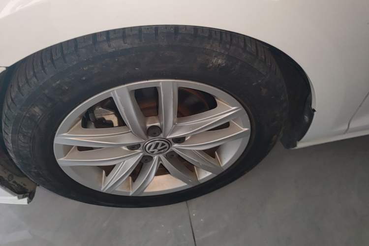 Used Volkswagen Golf 2018 230TSI Automatic Comfort Model Left Front Wheel Hub
