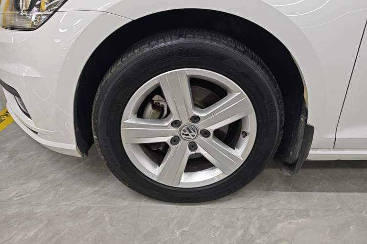 Used Volkswagen Golf 2018 1.6L Automatic Fashion Model Left Front Wheel Hub