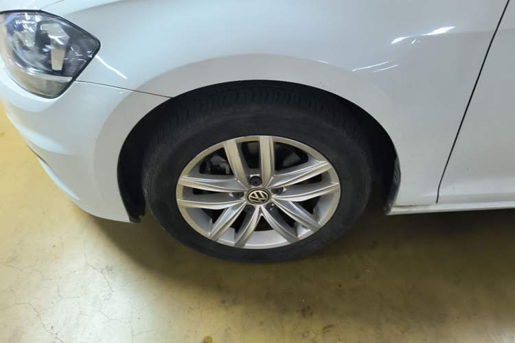 Used Volkswagen Golf 2018 230TSI Automatic Comfort Model Left Front Wheel Hub