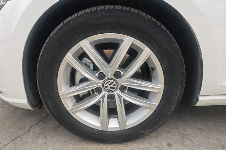 Used Volkswagen Golf 2018 230TSI Automatic Comfort Model Left Front Wheel Hub