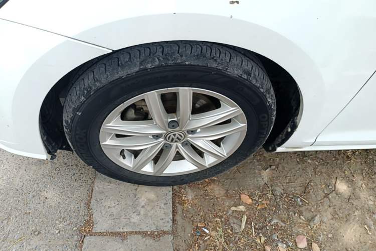Used Volkswagen Golf 2018 230TSI Automatic Comfort Model Left Front Wheel Hub