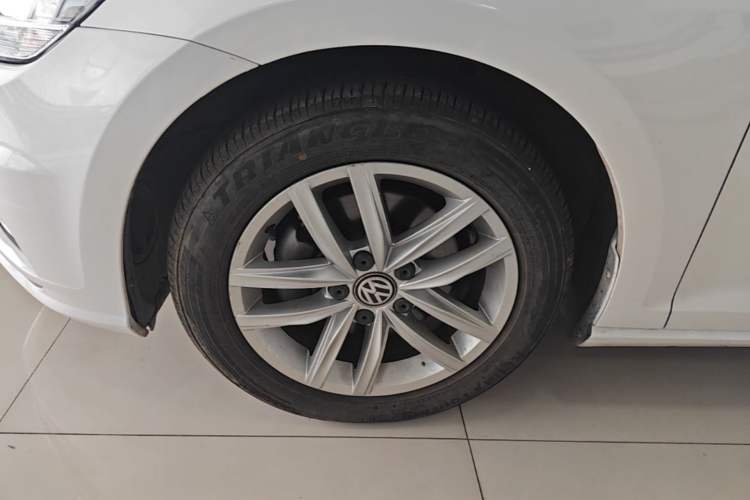 Used Volkswagen Golf 2018 230TSI Automatic Comfort Model Left Front Wheel Hub
