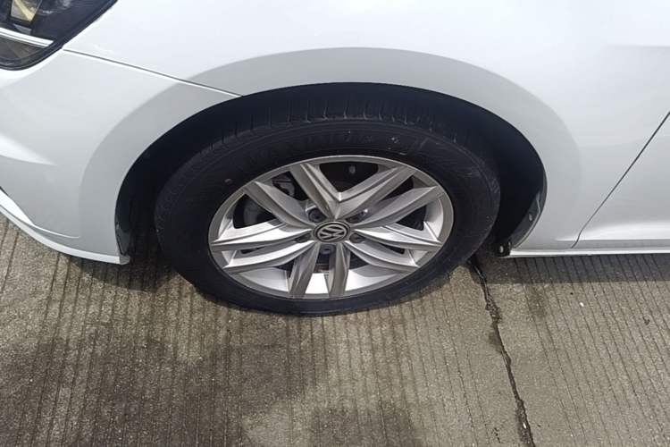 Used Volkswagen Golf 2018 230TSI Automatic Comfort Model Left Front Wheel Hub