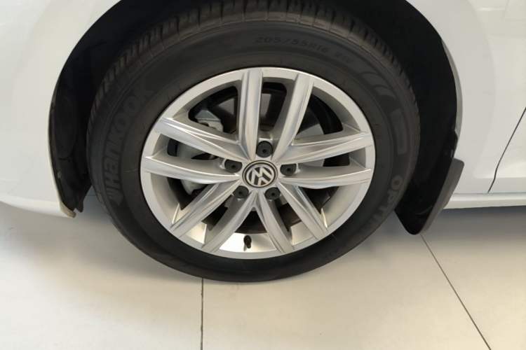 Used Volkswagen Golf 2018 1.6L Automatic Comfort Model Left Front Wheel Hub