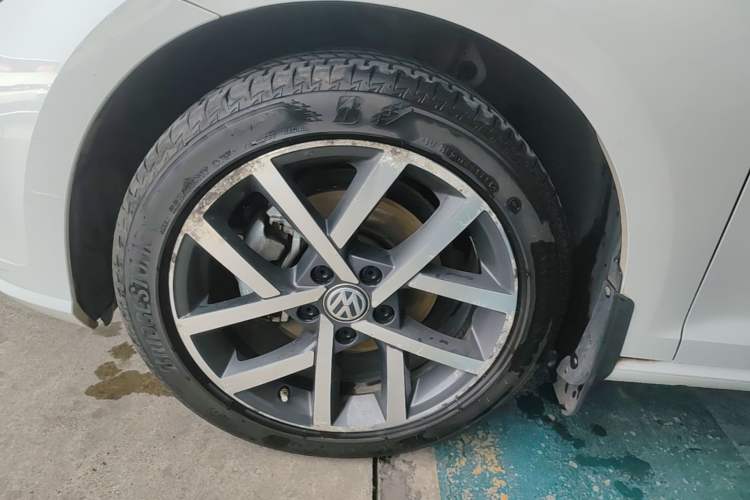 Used Volkswagen Golf 2018 230TSI Automatic Luxury Version Left Front Wheel Hub