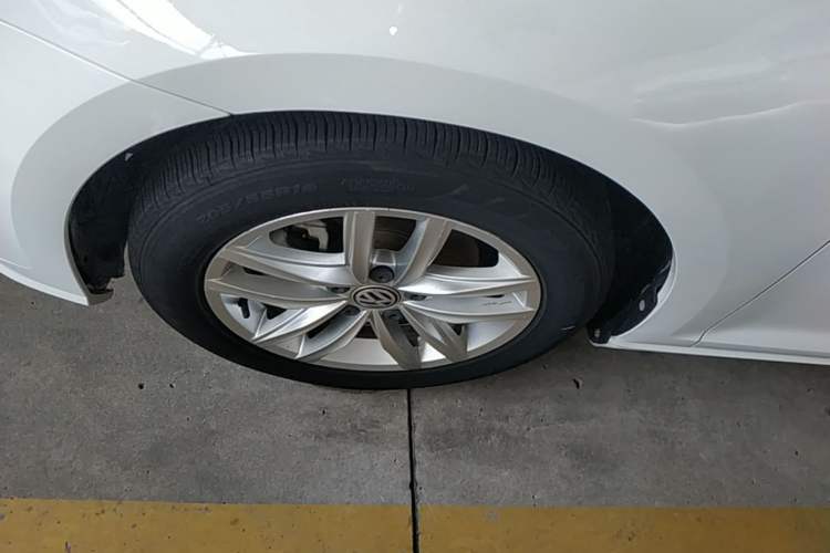 Used Volkswagen Golf 2018 230TSI Automatic Comfort Model Left Front Wheel Hub
